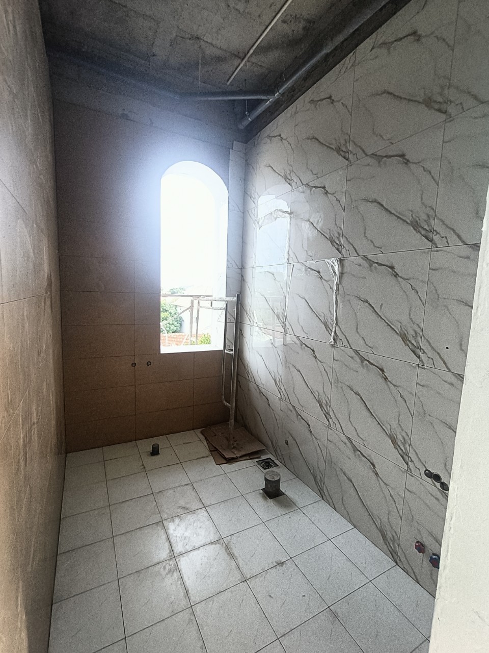 Sửa chữa hệ thống cấp thoát nước và ốp lại gạch phòng vệ sinh